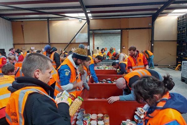 3500 bénévoles de la banque alimentaire de l'Isère se mobilisent ce week-end pour lutter contre la précarité alimentaire - 26 novembre 2022