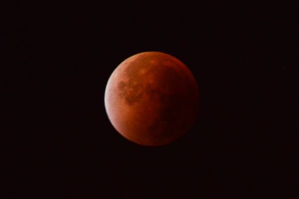 La lune rousse du 28 septembre 2015, vue d'Amiens.