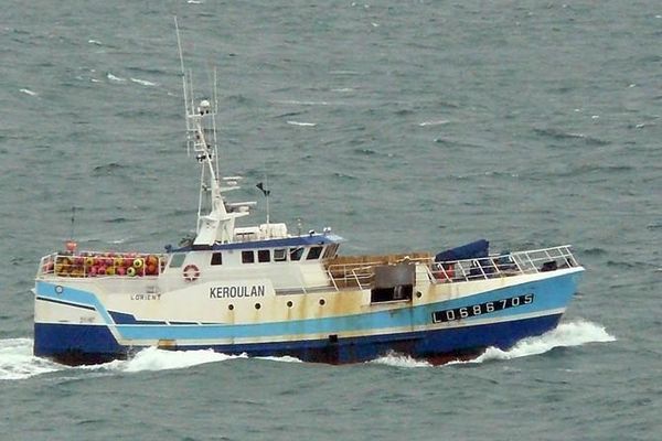 Ce palangrier a connu un accident de pêche, tôt au moment de la pose de ses lignes de palangre. Le marin gravement blessé à la main a du être transbordé en hélicoptère vers l'hôpital de Bordeaux.