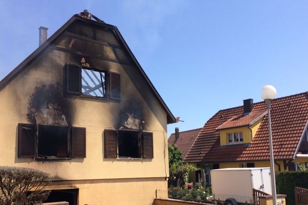 L'explosion et l'incendie ont dévasté une maison individuelle rue des sapins, dans un lotissement paisible de Mundolsheim 