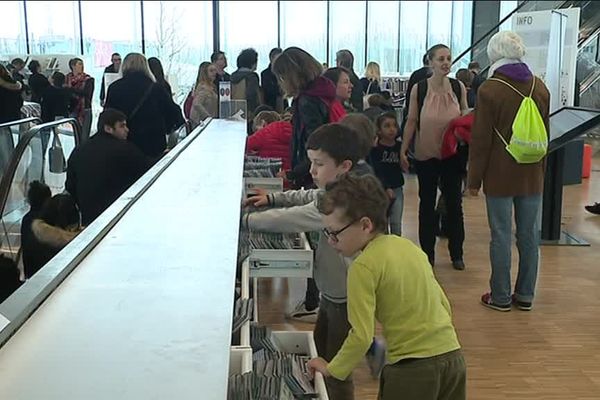 La ruée sur les livres ce dimanche à la bibliothèque de Caen ? Non, la ruée sur les oeufs !