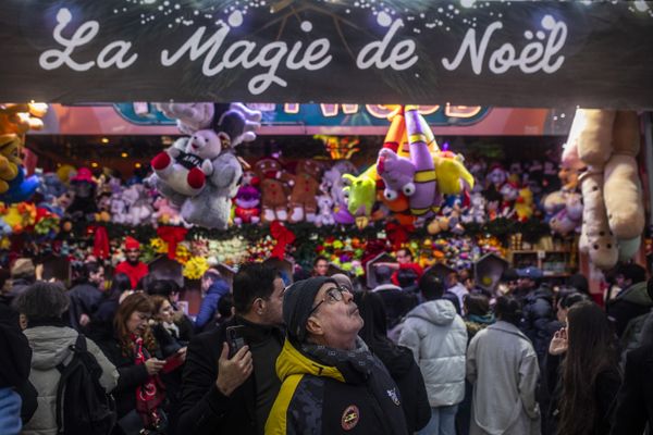 Instantané au marché de Noël des Tuileries à Paris le 25 décembre 2023