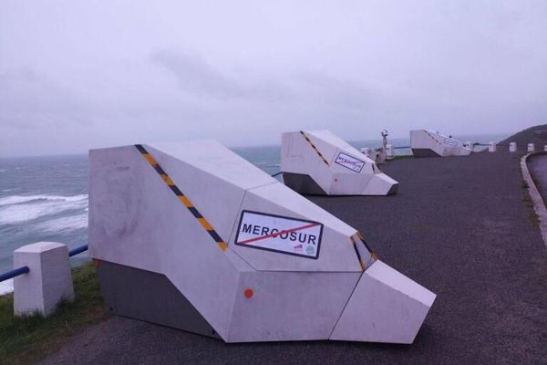 Des radars de chantiers tournés vers la mer par les jeunes agriculteurs de la Manche pour "surveiller les importations" à Carteret. Mardi 19 novembre 2024.