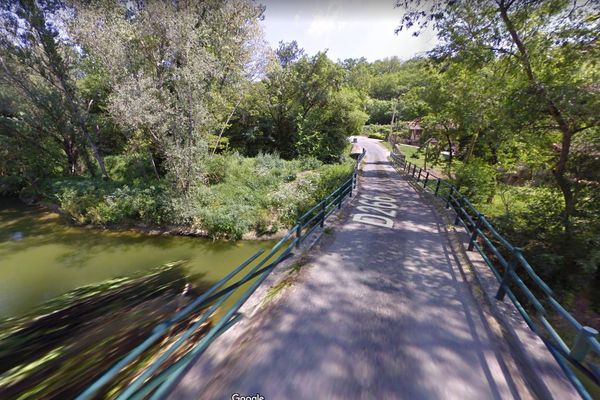 Un couple de quinquagénaire s'est aventuré sur cette route gersoise alors inondée. 