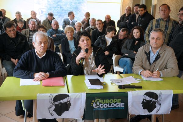 Norbert Laredo (à gauche), lors de la campagne pour les élections européennes le 32à mars 2009 à Lucciana, à la tribune avec Michèle Rivasi, la tête de liste, et François Alfonsi.