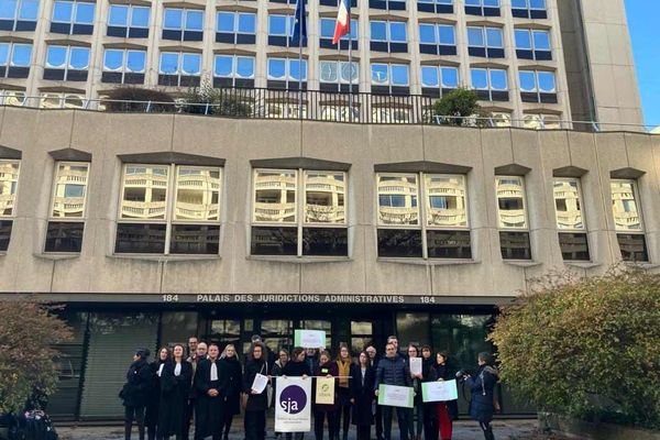 À Lyon, une vingtaine de magistrats a manifesté ce lundi devant le palais des juridictions administratives