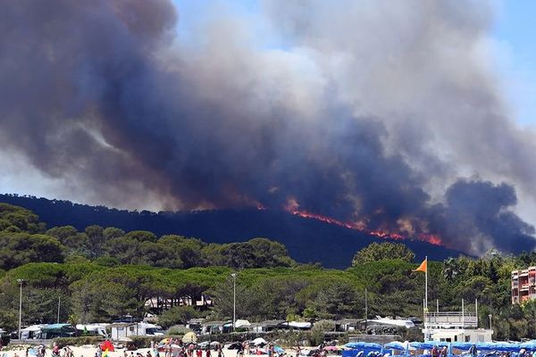 Les vacanciers à la plage à Bormes-les-Mimosas, non loin de la forêt en feu, le 26 juillet 2017