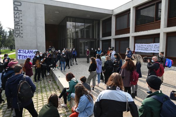 Dix-sept étudiants de Sciences Po Grenoble, poursuivis pour avoir participé à la diffusion des accusations d’islamophobie visant deux professeurs de l’établissement, ont été relaxés en conseil de discipline.