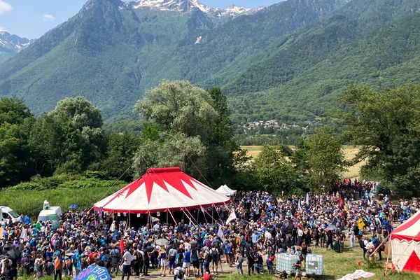 Les opposants au projet de ligne ferroviaire Lyon-Turin forment un cortège qui s'est élancé un peu avant 13 heures, de La Chapelle, en Savoie.