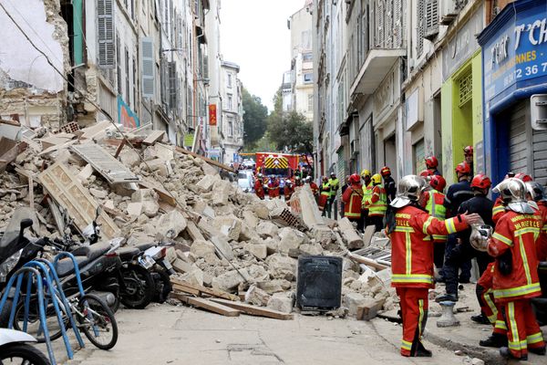 Deux immeubles se sont écroulés le 5 novembre 2018, rue d'Aubagne à Marseille, au niveau du 63-65 quartier Noailles. Ici les secours dépêchés sur place.