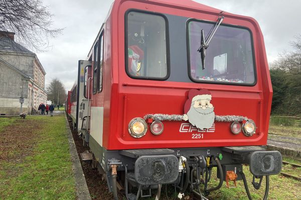 Le train du Père Noël en gare de Pontivy (Morbihan).