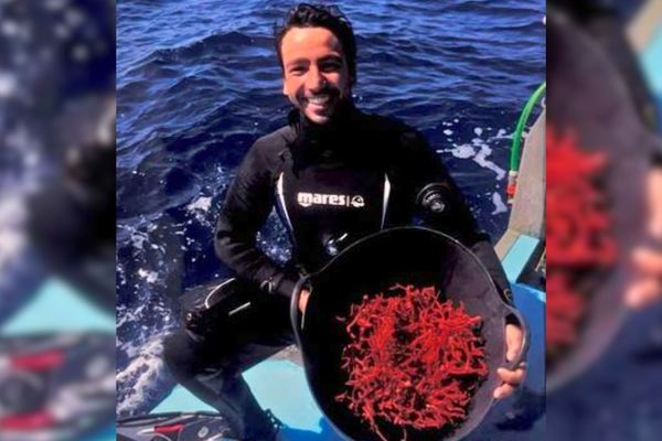 Jonas Bizord revenant d'une récolte de corail rouge.