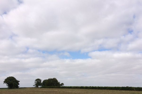 Le gris et le bleu se mêleront, dans le ciel normand de ce dimanche.