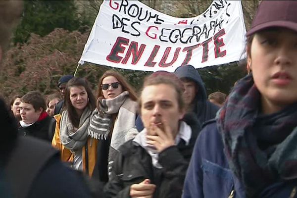 Plusieurs centaines d'étudiants ont manifesté dans le centre-ville de Nantes ce mardi 3 avril.