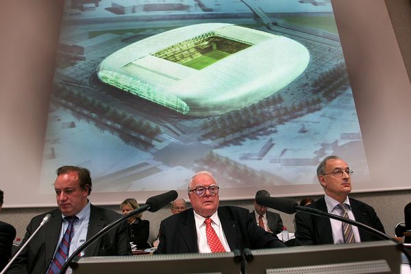 Communaute urbaine de LILLE( LMCU). Pierre MAUROY pour sa dernière séance de conseil de communauté vote du grand stade en 2008.