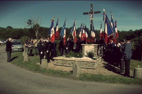 La stèle dédiée au massacre du hameau des Landes. 