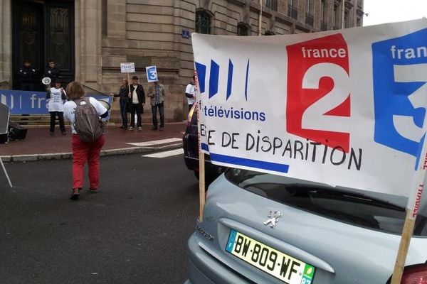 Délégation de France Télévisions devant la préfecture de Limoges