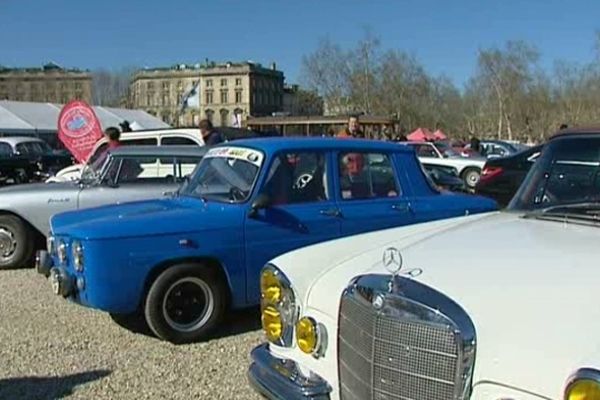 Exposition de voitures anciennes à Bordeaux.