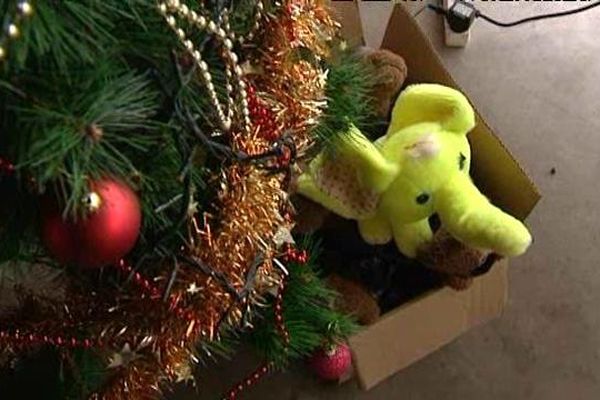 La famille dont la maison a été détruite par un incendie à Montblanc, dans l'Hérault, va pouvoir passer un joyeux Noël grâce à un bel élan de générosité - 24 décembre 2015