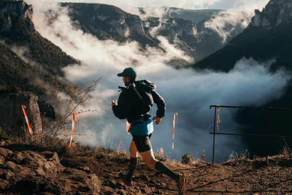 Coup d'envoi de la 30ᵉ édition des Templiers. Le départ du mythique grand trail est prévu dimanche 20 octobre 2024, mais l'évènement devenu festival débute ce jeudi 17 octobre.