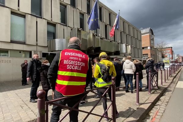 La CGT et des salariés de Vertbaudet réunis devant le tribunal de Lille. La direction est entendue pour une entrave au droit de grève.