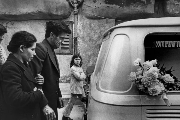 Famille aux funérailles du fils mort à l’hôpital. San Vito Lo Capo,1980