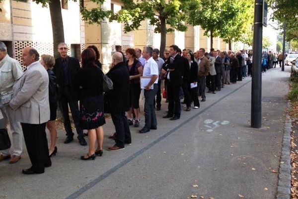 Une longue files d'attente pour voter devant la Cité judiciaire, ce matin à Dijon.