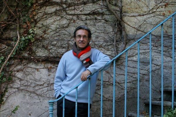 BORDEAUX LE 28/12/2005 - ALAIN DE VIRCONDELET ECRIVAIN, POSE DANS L'ESCALIER DE SA NOUVELLE MAISON A BORDEAUX