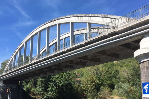 Dans le Puy-de-Dôme, sur le réseau routier non-concédé, les ponts s'ont inspectés et entretenus tous les six ans : il est ainsi possible de prévenir leur défaillance.