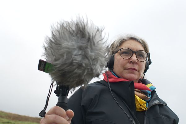 Aline effectue un travail de patience et de longue haleine pour récolter à différents endroits de la planète des sons qui pourraient un jour disparaitre