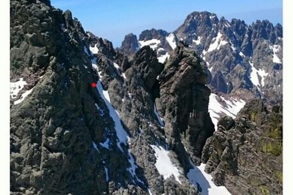 29/05/15 - Sur cette photo du PGHM, le point rouge symbolise l'endroit où se trouvait le randonneur coincé dans le massif du Monte Cinto