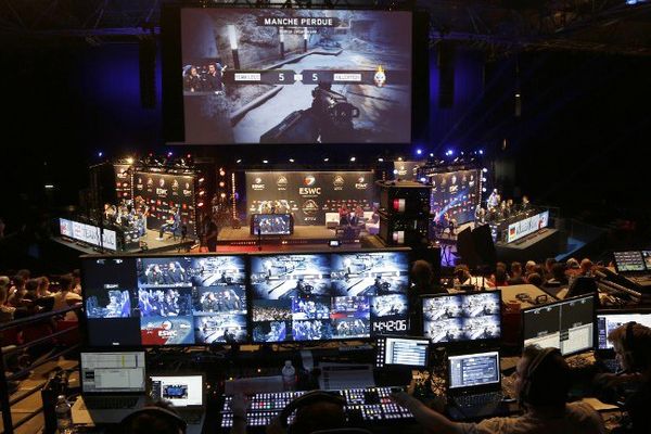 Des participants à un tournoi de Call of Duty, durant la Coupe du Monde d'E-sport, à Paris au Zénith, le 7 mai 2016. 
