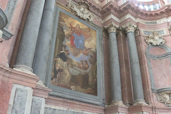 L'un des deux tableaux, posés ce mardi 17 septembre, touche finale des rénovations de l'église des Jacobins à Poligny