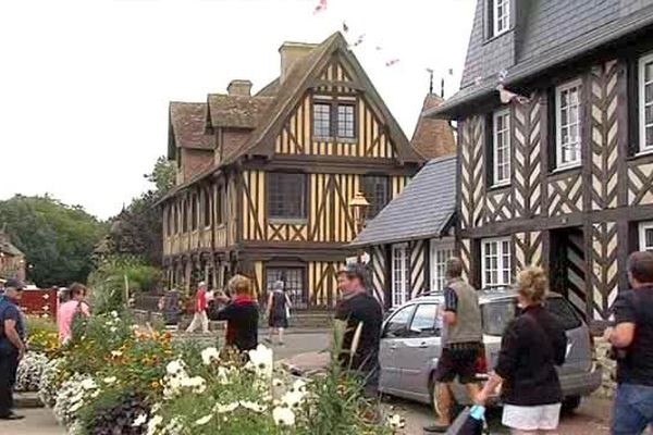 Les touristes sont nombreux sur la place principale de Beuvron-en-Auge