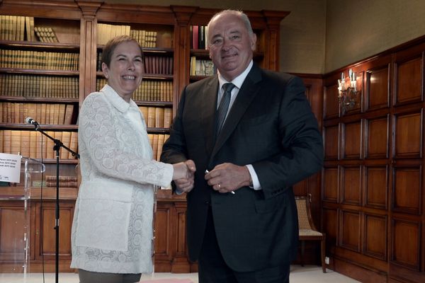 La poignée de mains entre Uxue Barkos et Jean-Jacques Lasserre.