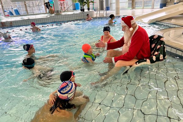 Gaby, 86 ans, Père Noël au jardin aquatique de la piscine du Val de 
 Thouet à Saumur