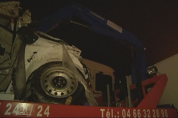 Ce fourgon de l'armée s'est retrouvé coincé entre deux poids-lourds