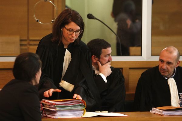 Alexandrine Brugerolle de la Fraissinette (ici de dos) avec ses avocats lors du procès aux Assises d'Aix-en-Provence, le 30 mars dernier.