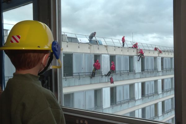 Les enfants sur service pédiatrie attendent un Père Noël un peu spécial...