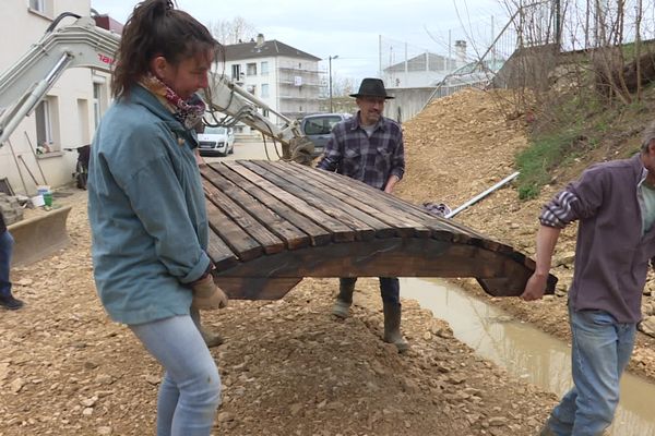 A Lons-le-Saunier, les bénévoles de France nature environnement et de l'association franco-turque travaillent à la restauration d'un espace naturel, dans le quartier de la Marjorie.