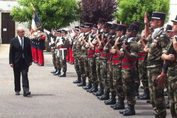 Jean-Yves Le Drian, ministre de la Défense, s'est rendu au 511e régiment du train d’Auxonne, en Côte-d’Or, jeudi 16 juin 2016.