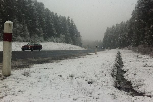 Lundi matin, la neige était encore d'actualité en Haute-Loire, près de deux semaines après l'arrivée du printemps. A Fix-Saint-Geneys, les abords de la route, située à près de 1 000 mètres d'altitude, ont blanchi une nouvelle fois.