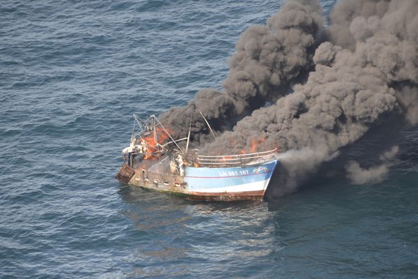 Le chalutier était toujours la proie des flammes, ce dimanche matin, au large de Fécamp. 