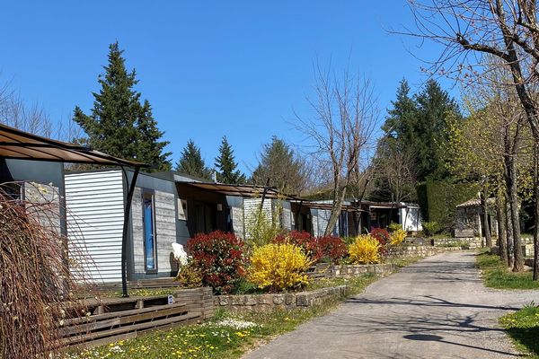 Mobil-Homes fermés au camping Domaine Les Ranchisses dans le sud Ardeche.