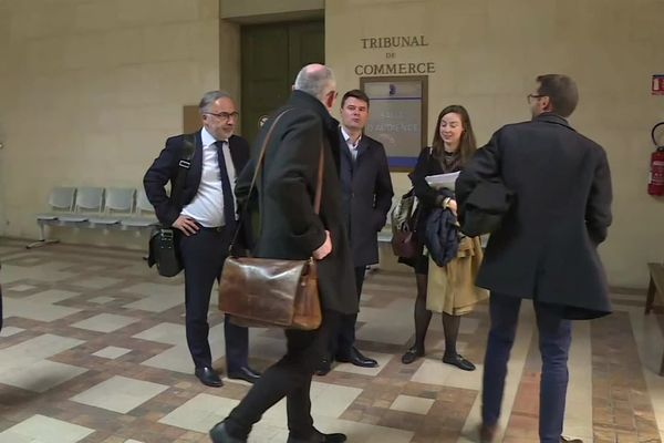 La direction et les syndicats de Synthexim à la sortie de l'audience du tribunal de commerce d'Orléans, le 2 mai 2023.