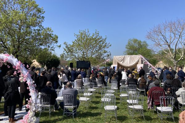 Dernier hommage à Alicia Faye dans le jardin de ses parents à Saint-Louis-de-Montferrand. 3/04/21