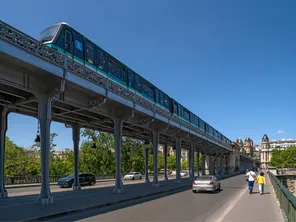 La fermeture concerne  la passerelle piétonne qui jouxte le pont de Bir-Hakeim (illustration)