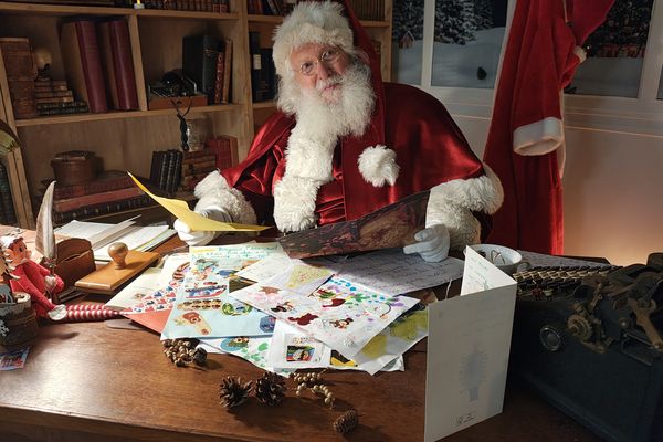 Dans son secrétariat, le Père Noël prépare les dernières commandes.