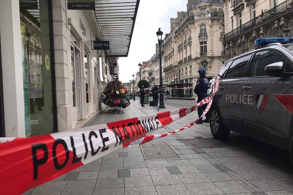 Les forces de l'ordre sur les lieux de l'agression, rue de la République. 