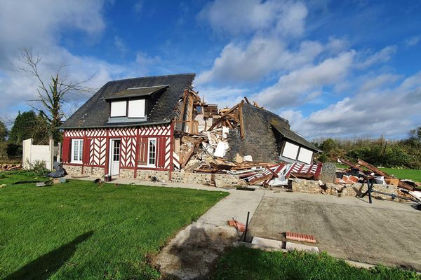 Plusieurs habitations ont été totalement détruites par les vents violents qui ont soufflé autour de Beuzeville, dans l'Eure.